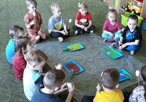 Dzieci malują jajka ze styropianu